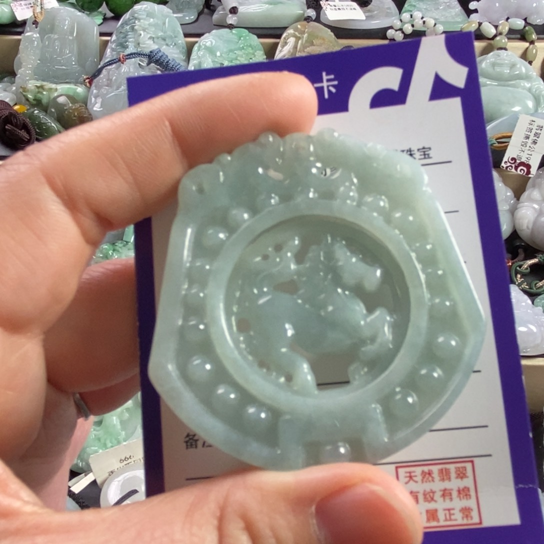 翡翠颈饰未镶嵌马牌