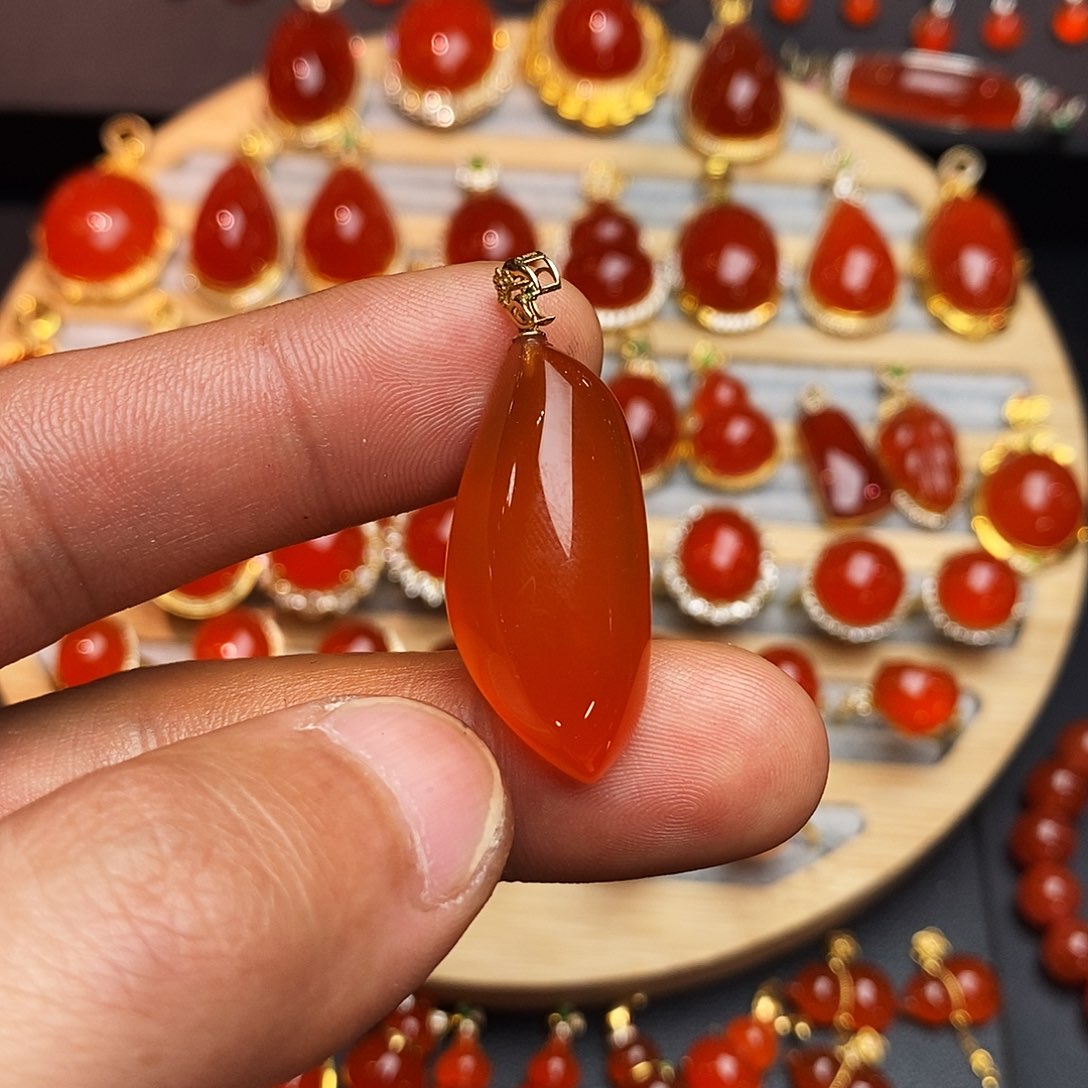 南红玛瑙颈饰18K金镶嵌面***窝