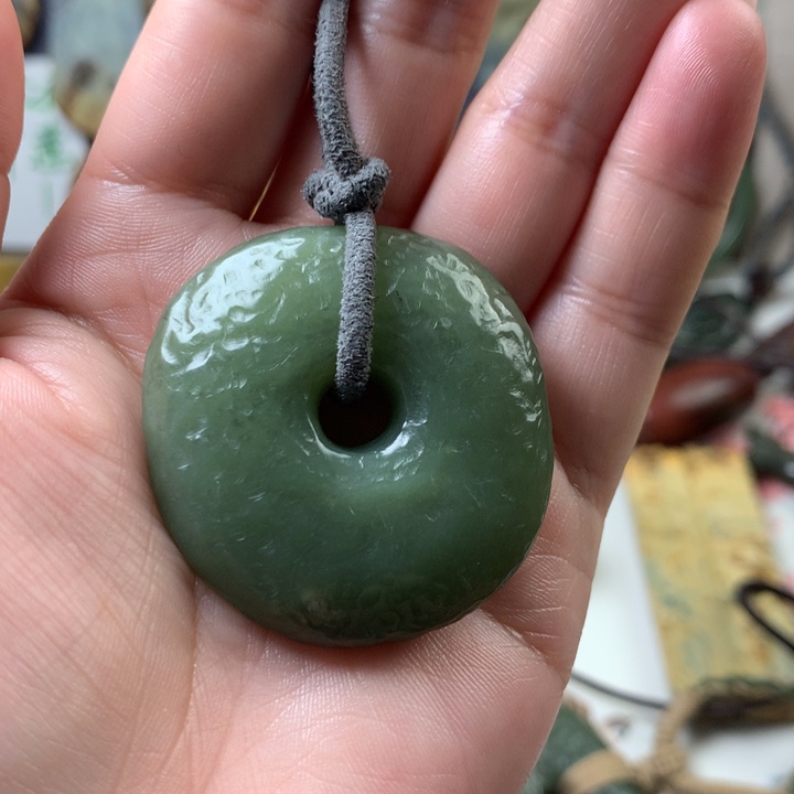 透闪石质玉挂件未镶嵌