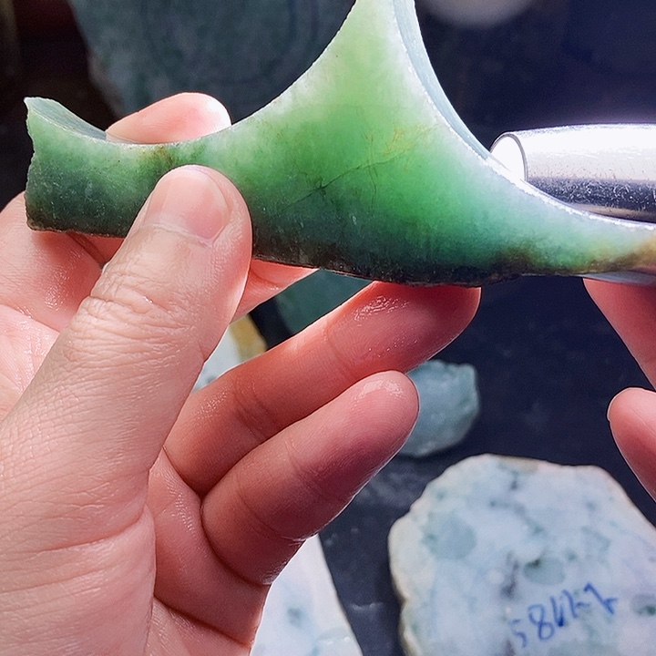 翡翠未镶嵌颈饰毛料69