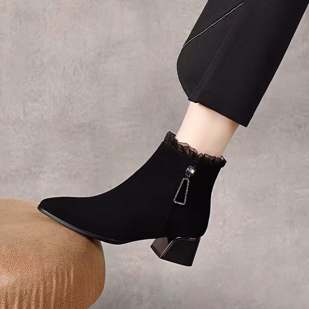 秋冬新款蕾丝尖头粗跟女短靴不累脚中跟靴子中跟时尚