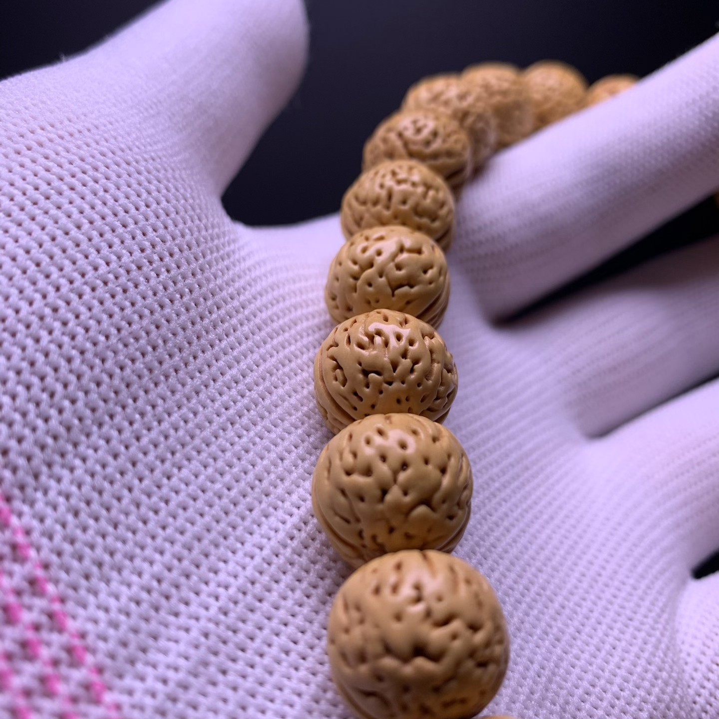 满天星桃核手串。星点纹理很是漂亮，奶油皮质桩型周正，棵棵沉水籽