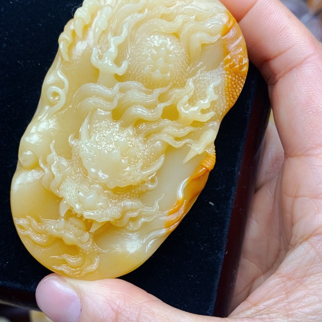 石英质玉（黄龙玉）未镶嵌颈饰