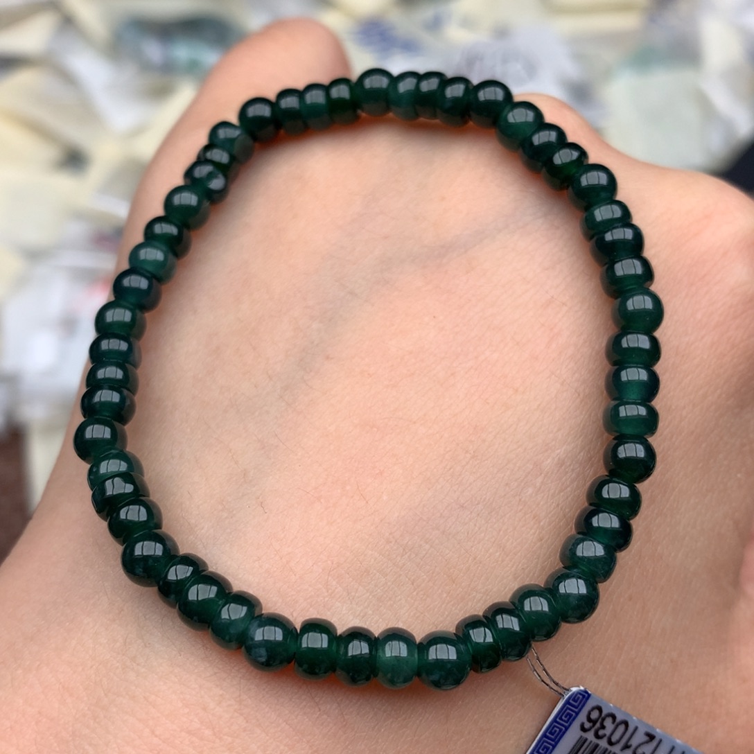 翡翠未镶嵌挂件…..