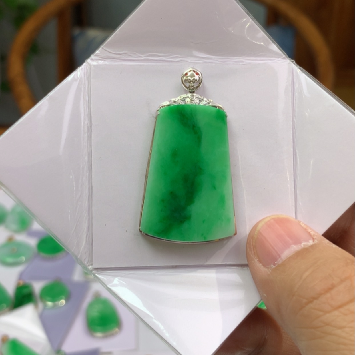 【闪购商品】翡翠颈饰18K金镶嵌迷**泡翡翠