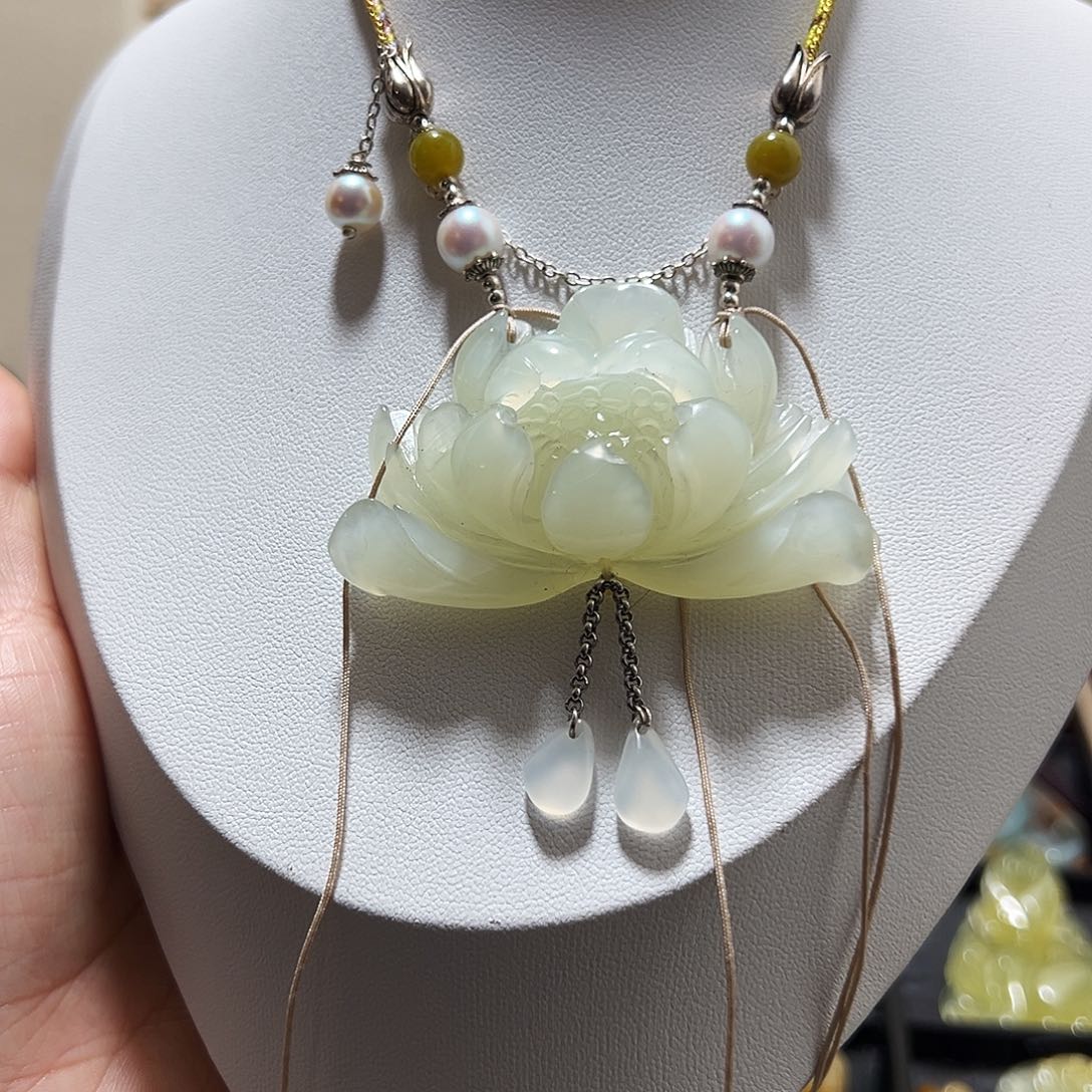 蛇纹石玉颈饰未镶嵌