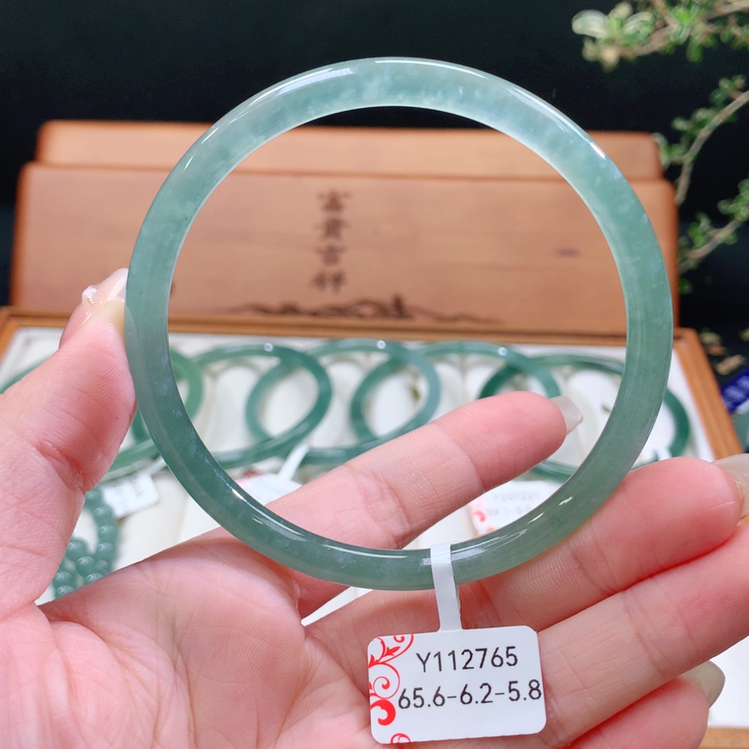 翡翠手镯未镶嵌天然