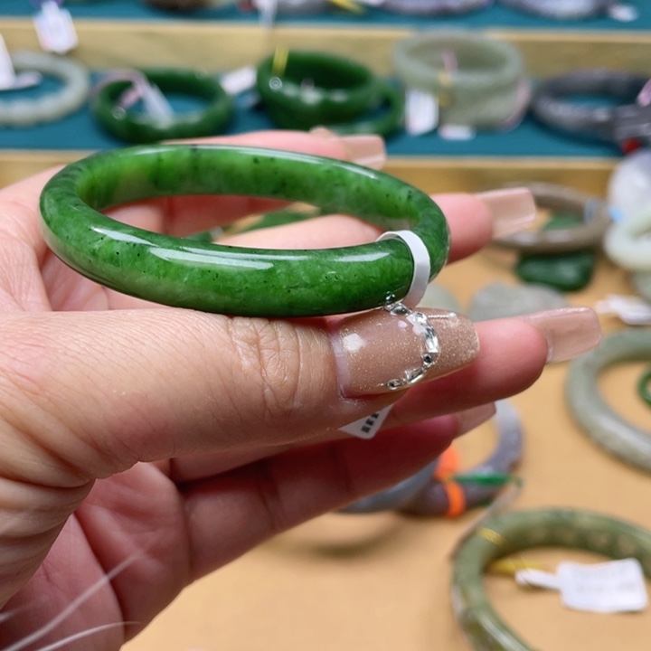 和田玉手镯55圈口。编号72未镶嵌萍*姐