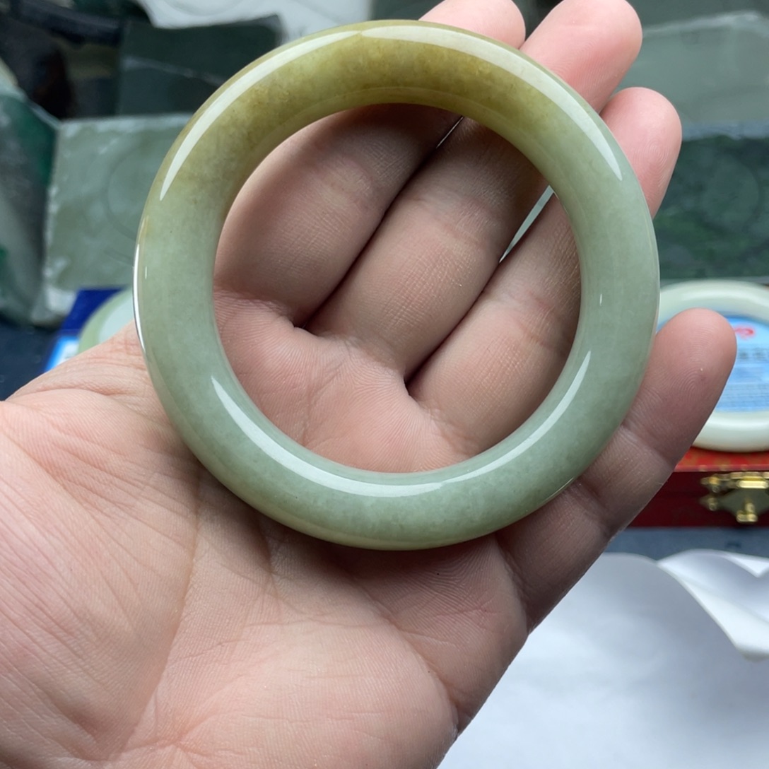 `****和田玉未镶嵌手镯