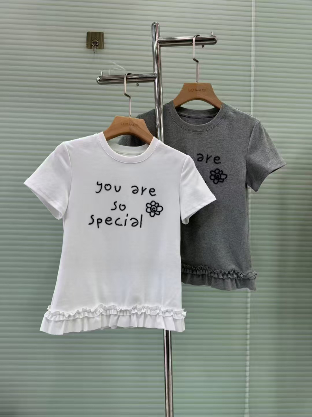 193木耳底边钉珠字母T恤