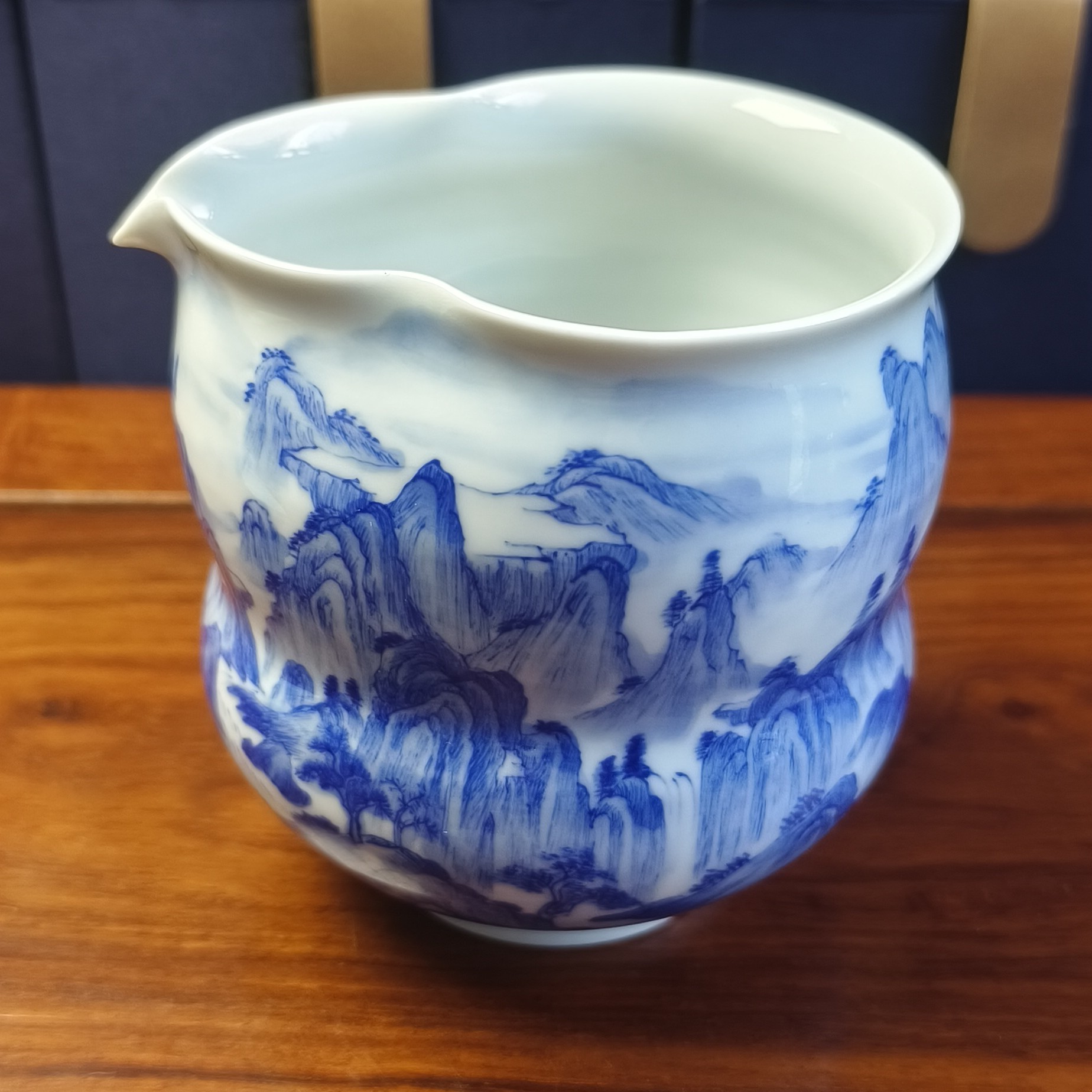 景德镇手工手绘青花柴窑山水葫芦口公道杯（260毫升）04002