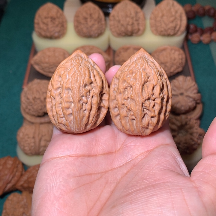 ****钱核桃文玩核桃把件佛光鸡心