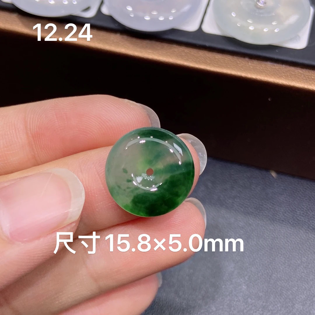 缅甸天然A货翡翠，冰种起光，辣阳绿平安扣吊坠，精美时尚百搭L