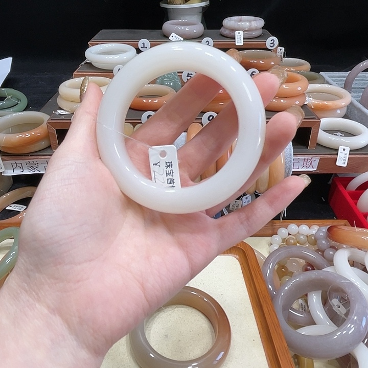 幸***星石英质玉未镶嵌手镯