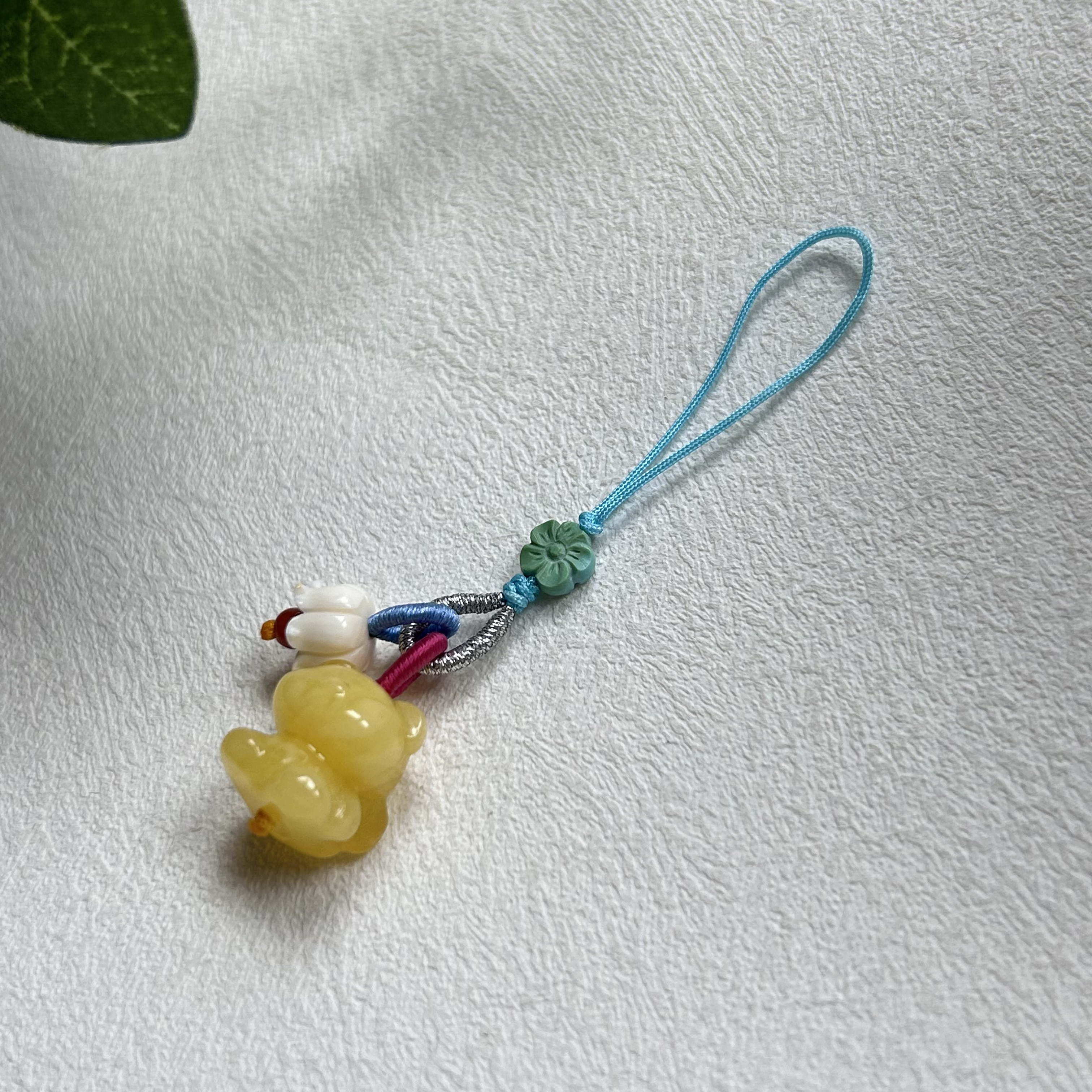 天然蜜蜡蝴蝶结小熊手机链搭配猛犸铃兰花绿松石梅花配饰自发货