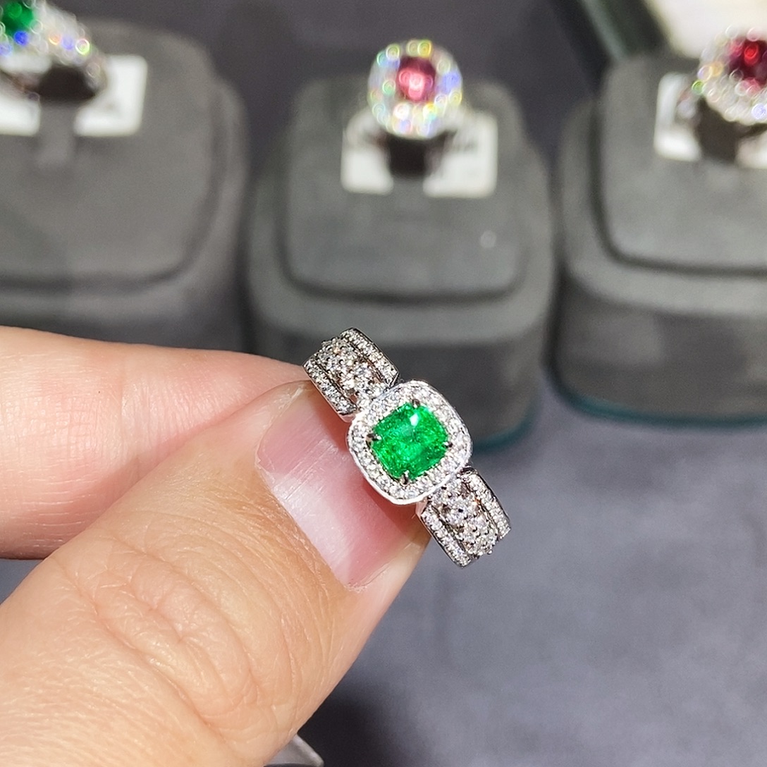 18K金镶嵌祖母绿戒指0.51克拉潘杰希尔沃顿