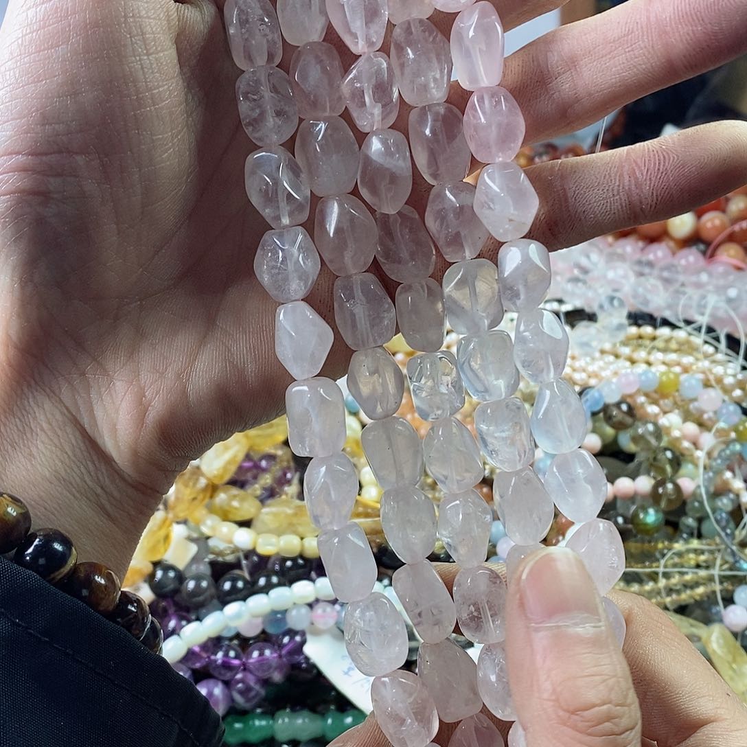 玛瑙/玉髓珠宝半成品未镶嵌一条天然切角粉晶透体9×13左右