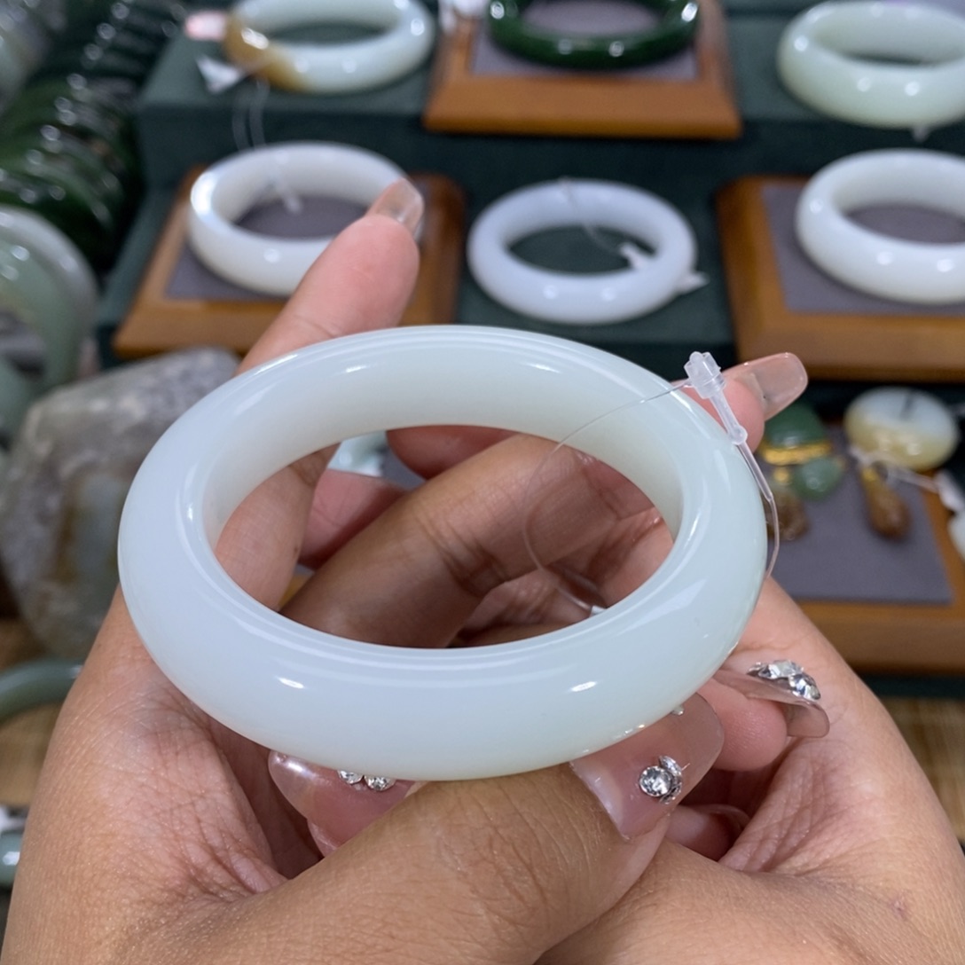 和田玉手镯未镶嵌