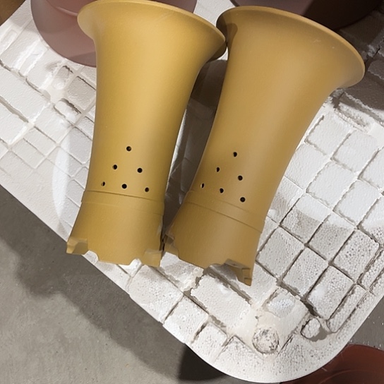 紫砂花盆％美人腰黄色有侧孔两个