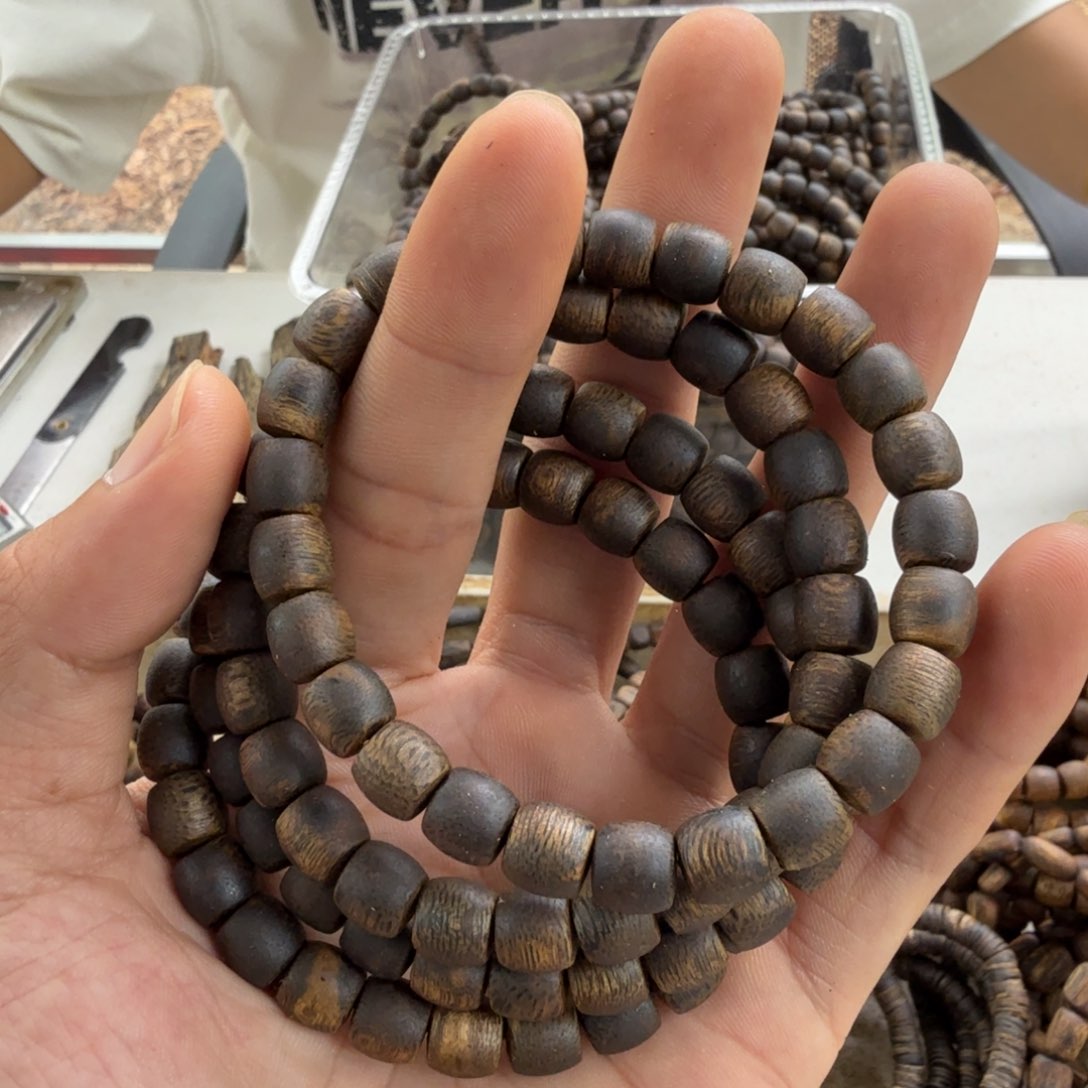 沉香碎屑沉香单圈0.8股珠蓝宝石7克多样性发一