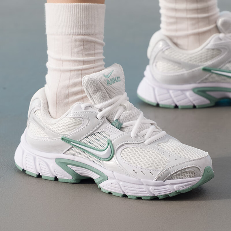 【滔搏联动】Nike耐克女子新款V5 RNR运动复古时尚休闲鞋HQ7901-106