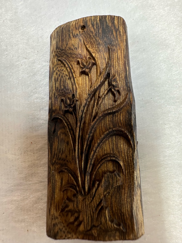 沉香奇楠兰花雕牌，香气浓郁，钻甜凉蜜花香，适合男女老少佩戴