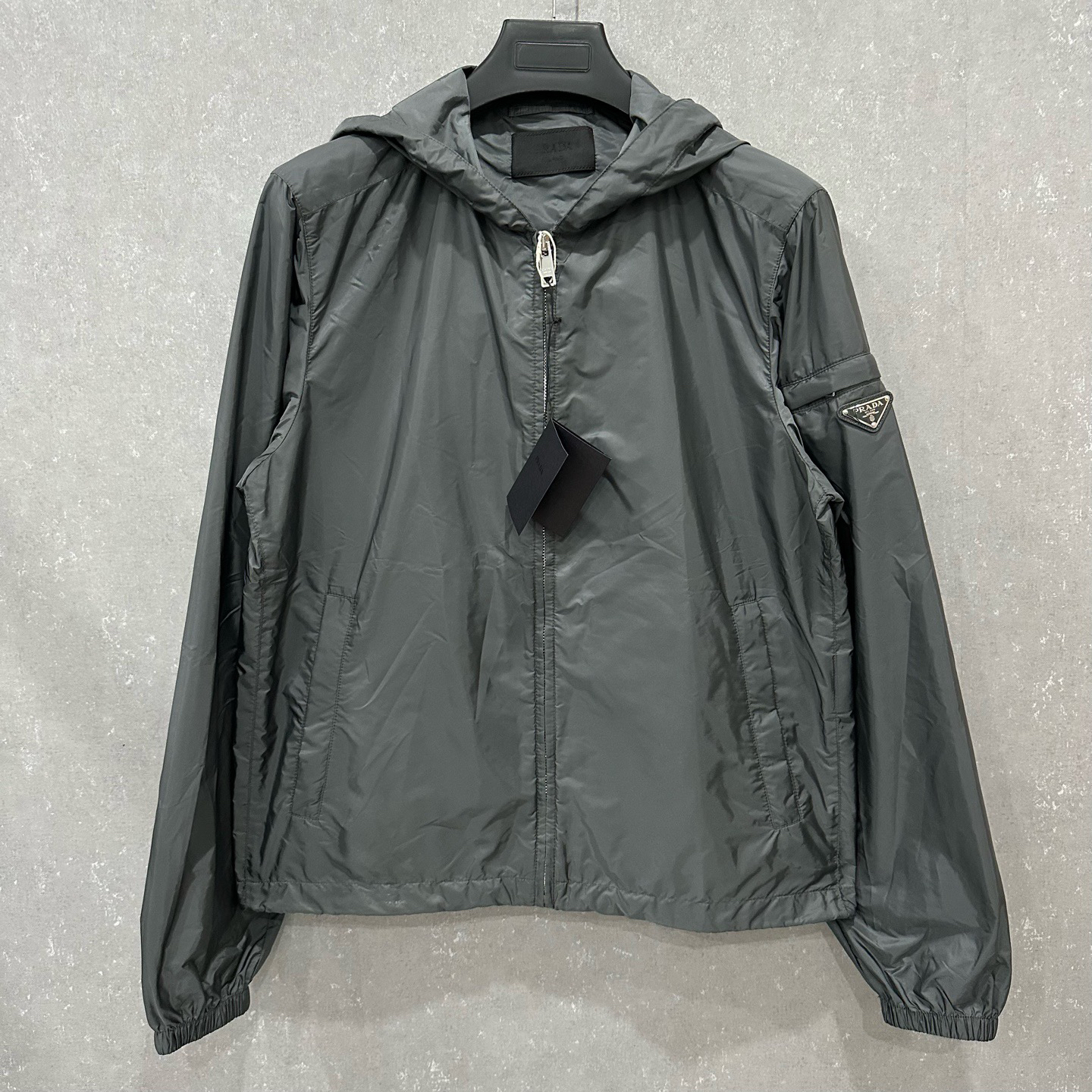 未使用 Prada/普拉达 三角标拉链冲锋衣M码/006893