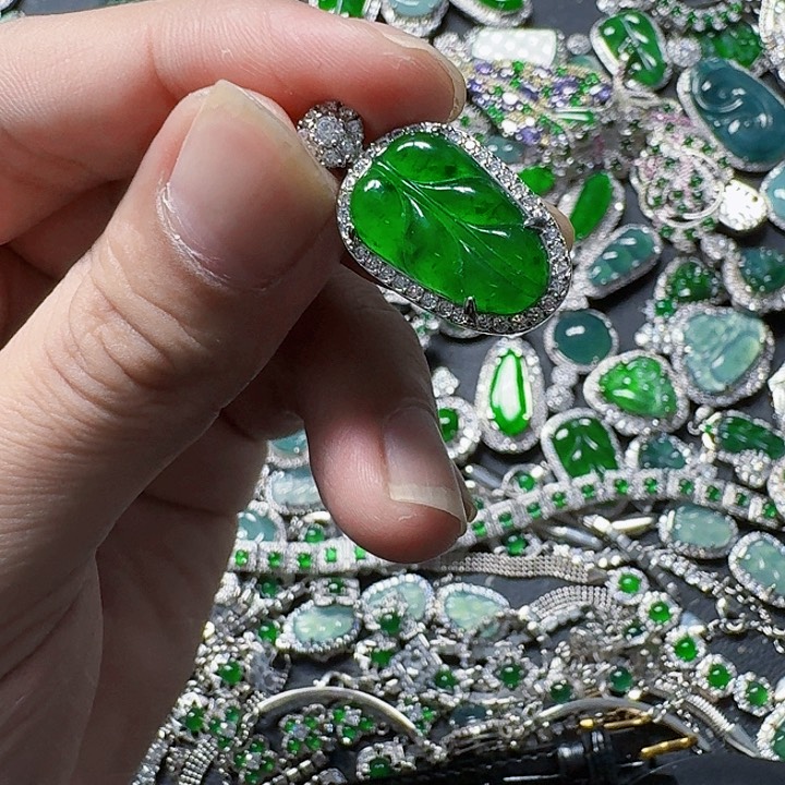 翡翠颈饰未镶嵌天然A货翡翠放漏