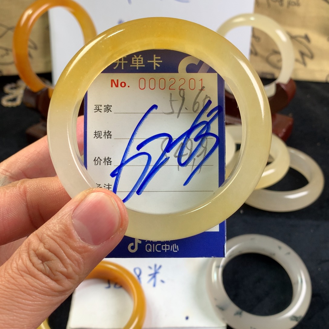 石英质玉（黄龙玉）手镯未镶嵌