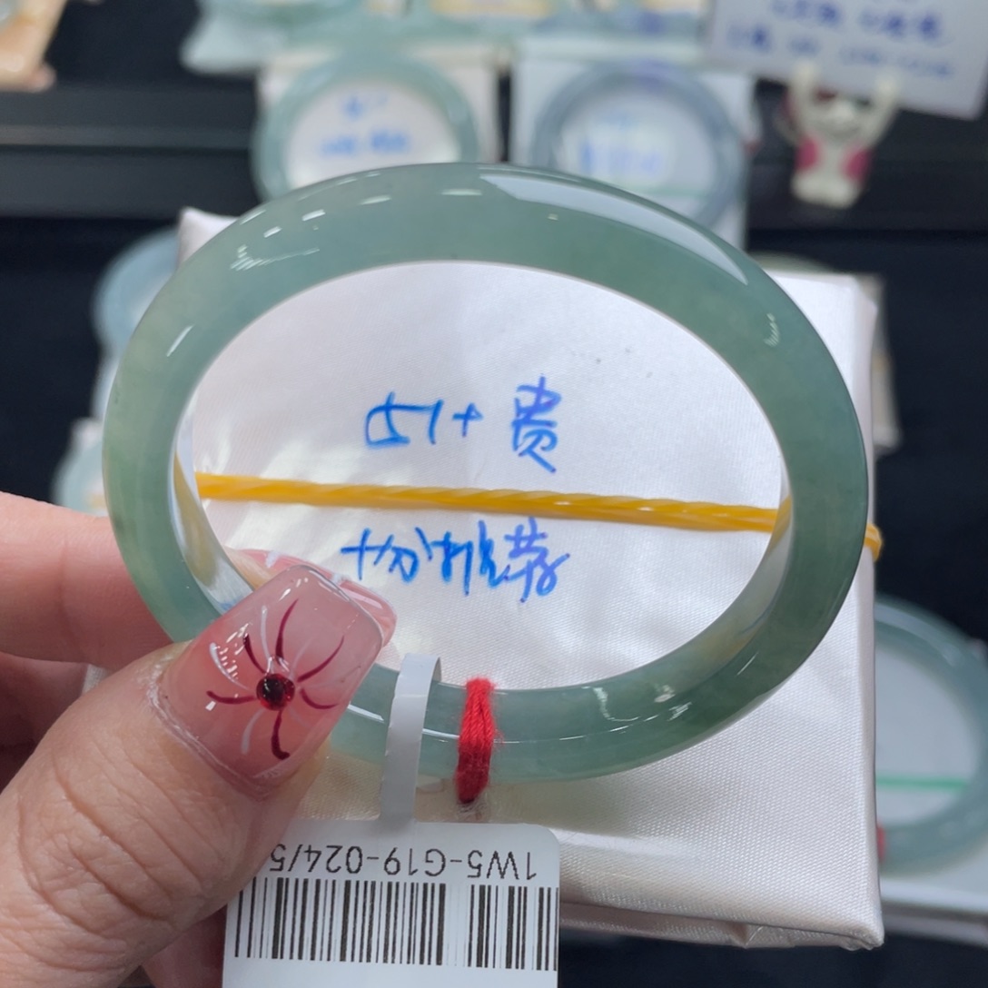 翡翠手镯未镶嵌翡翠手镯