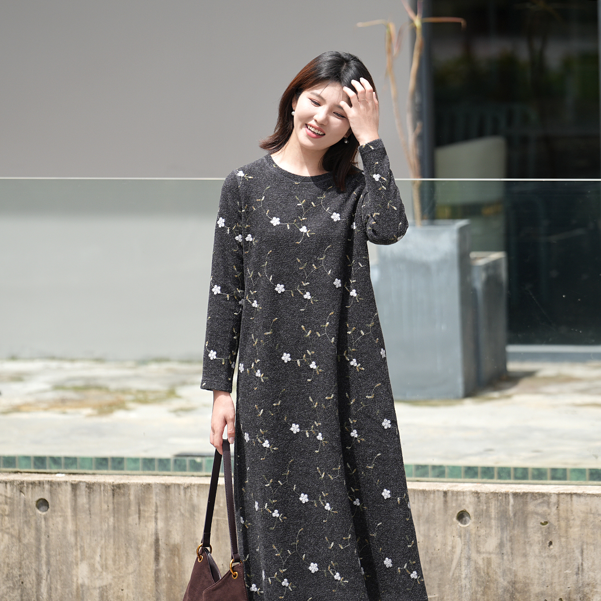 十五家2025秋冬季新款针织连衣裙文艺修身显瘦加厚复古圆领刺绣女