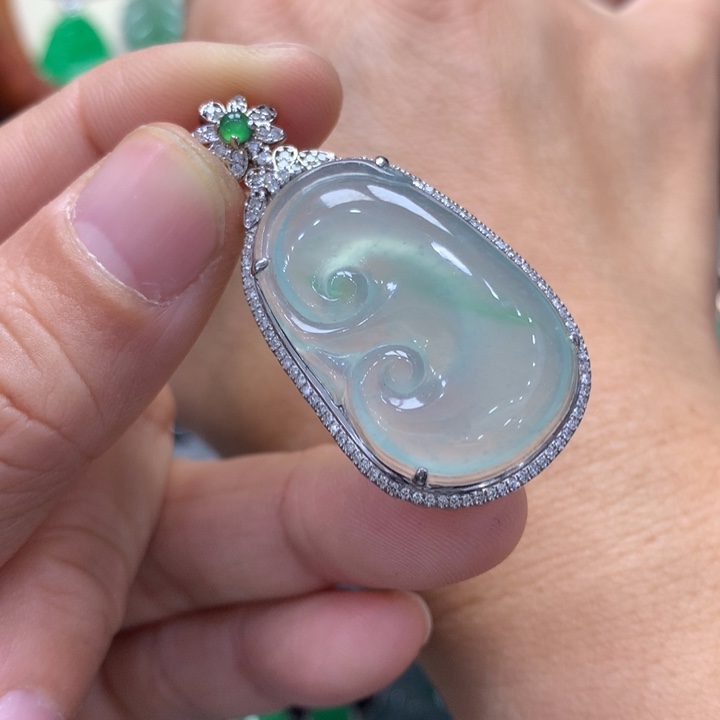 翡翠吊坠(不含链)18K金镶嵌薇****笑