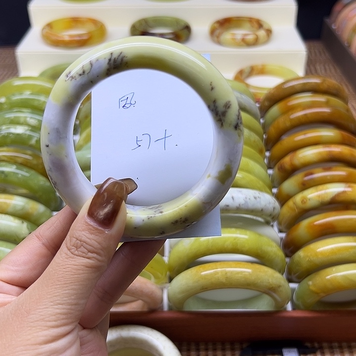 夙***、岫玉未镶嵌手镯岫