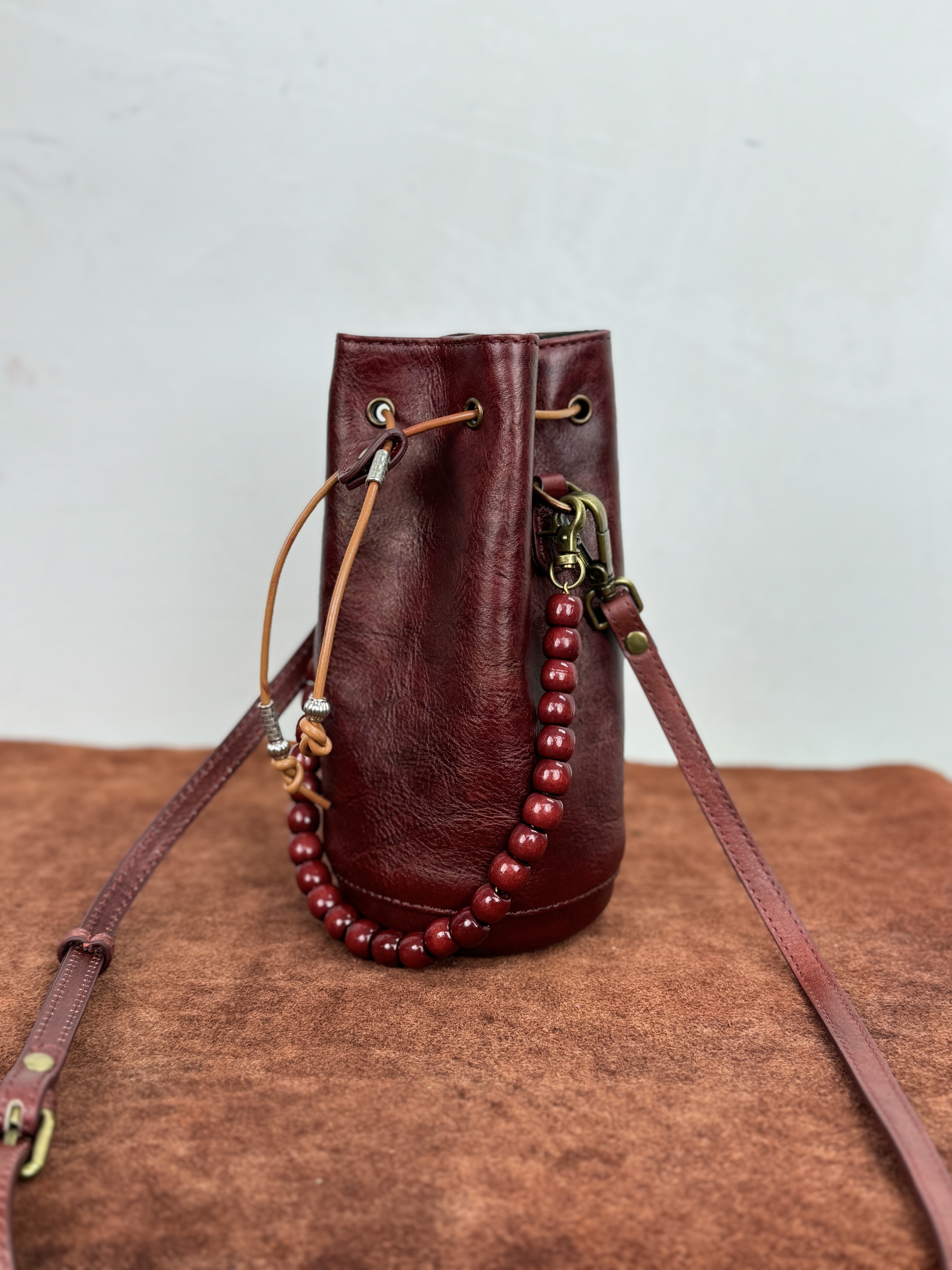 歌士顿中国风复古头层植鞣牛皮真皮女士时尚单肩斜挎休闲抽绳包