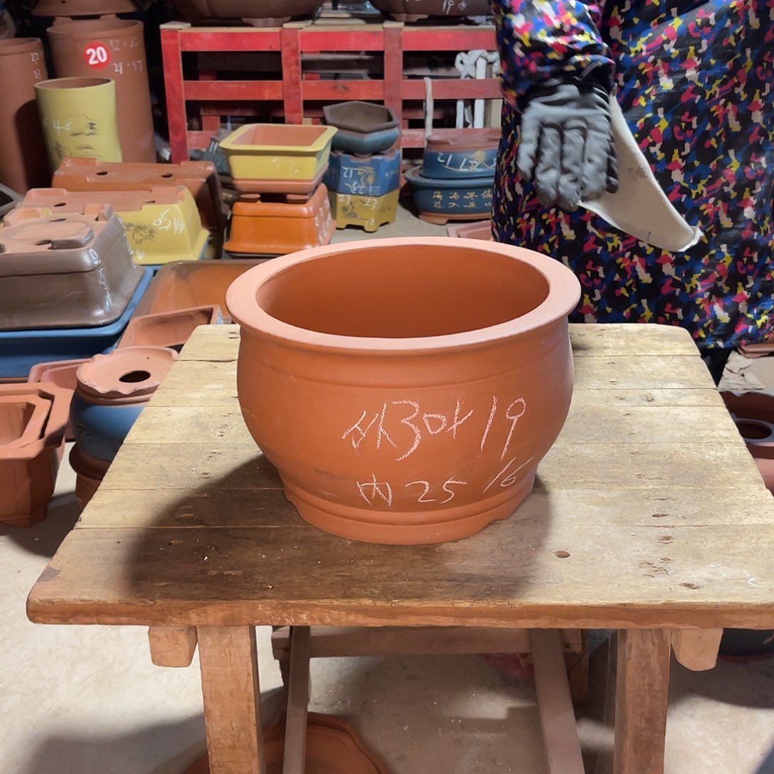 紫砂花盆金鱼缸一个
