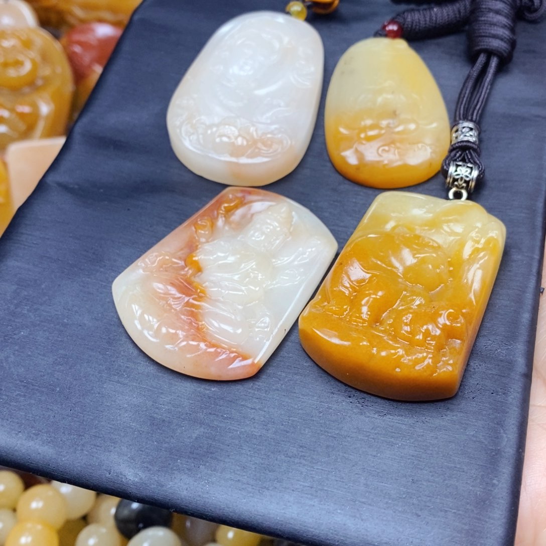 石英质玉（黄龙玉）颈饰未镶嵌