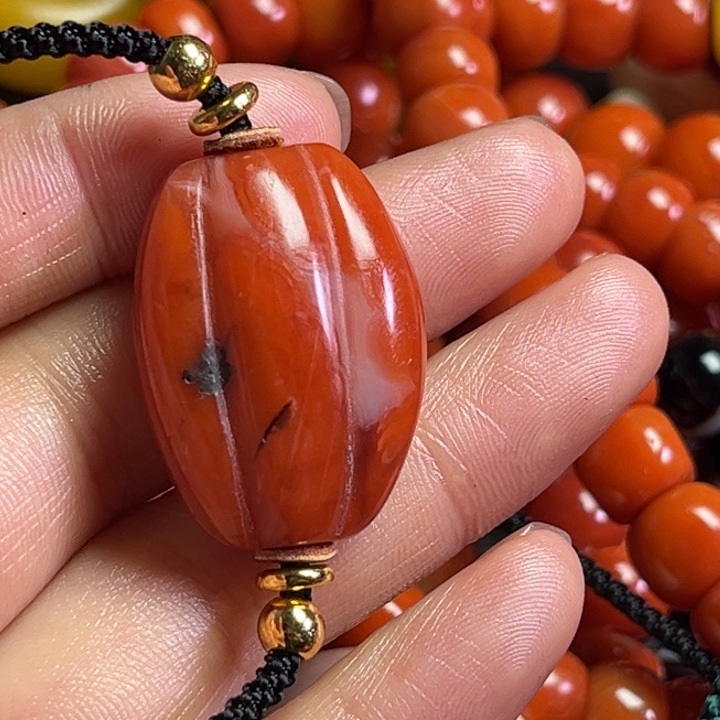 颈饰琉璃孤*者琉璃…………..