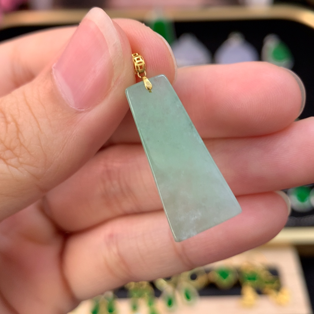 翡翠18K金镶嵌颈饰无事牌