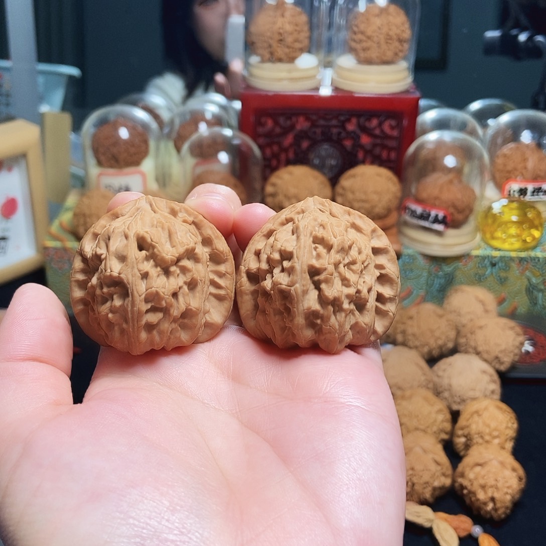 文玩核桃吊坠44全品三角白49克