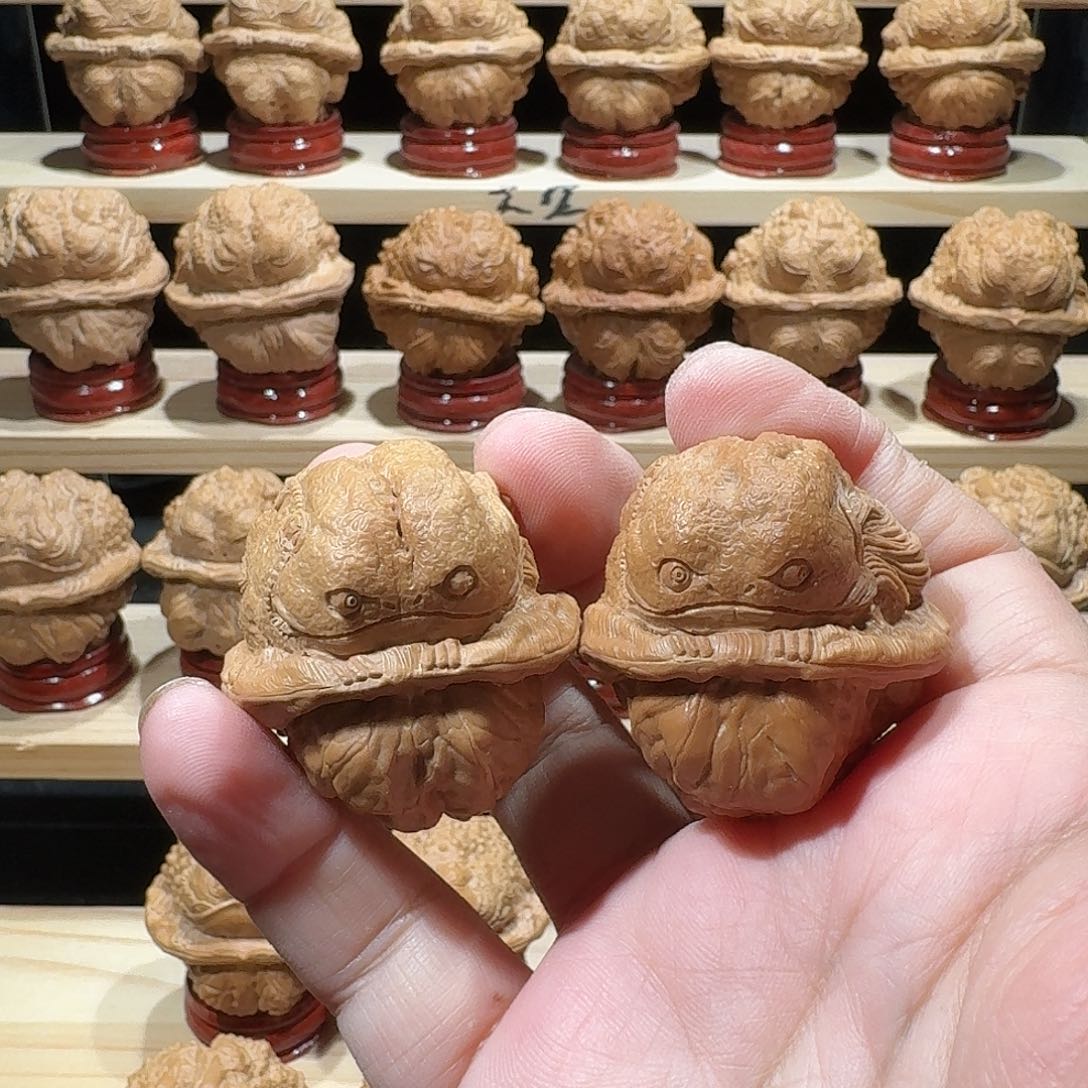 文玩核桃把件尺寸39单面金蟾