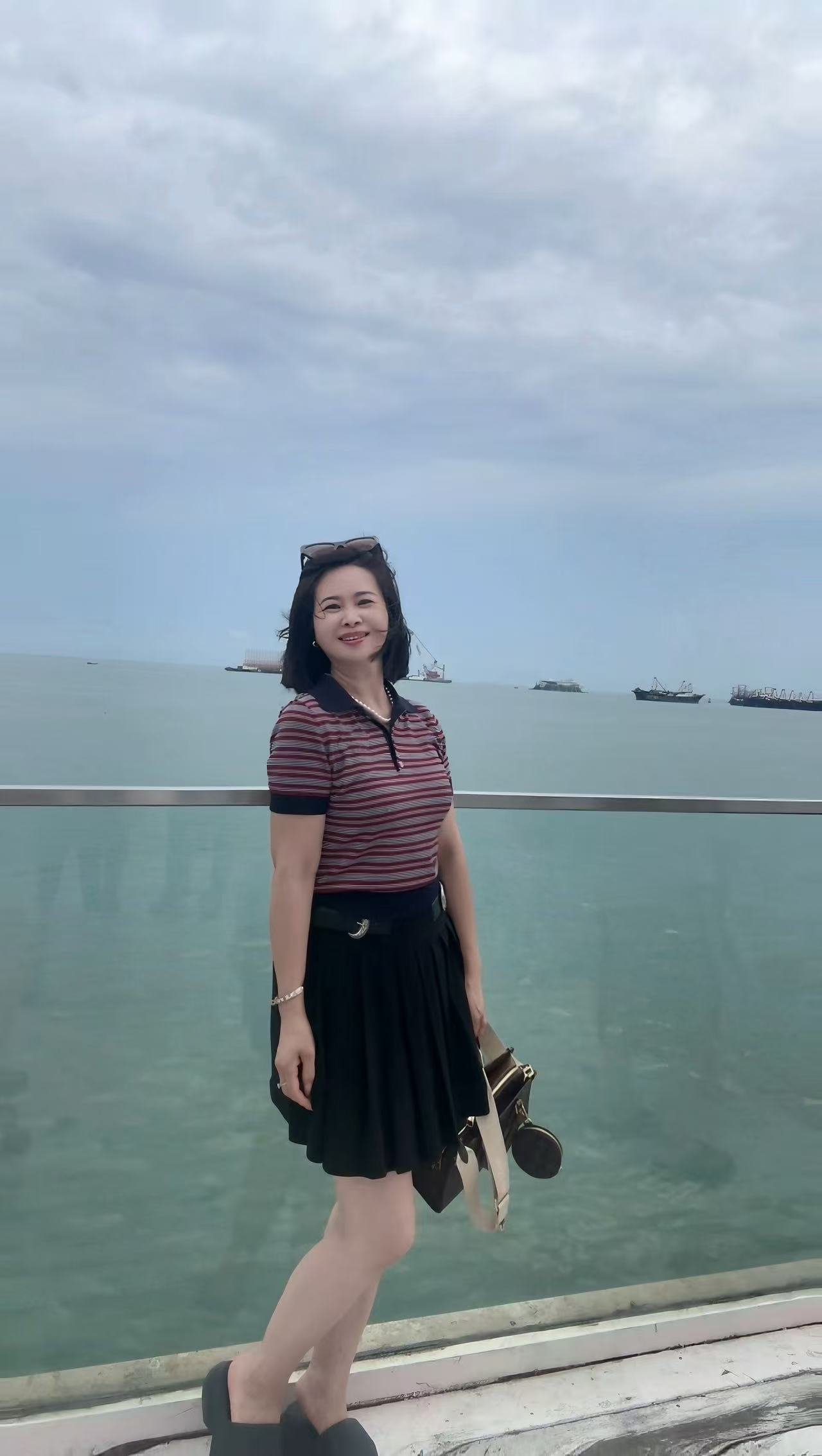 红色条纹针织上衣