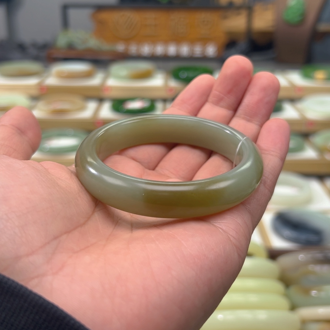 和田玉手镯未镶嵌