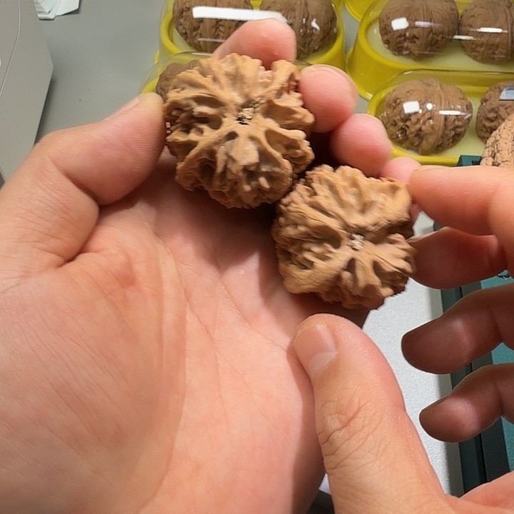 文玩核桃吊坠苹果园