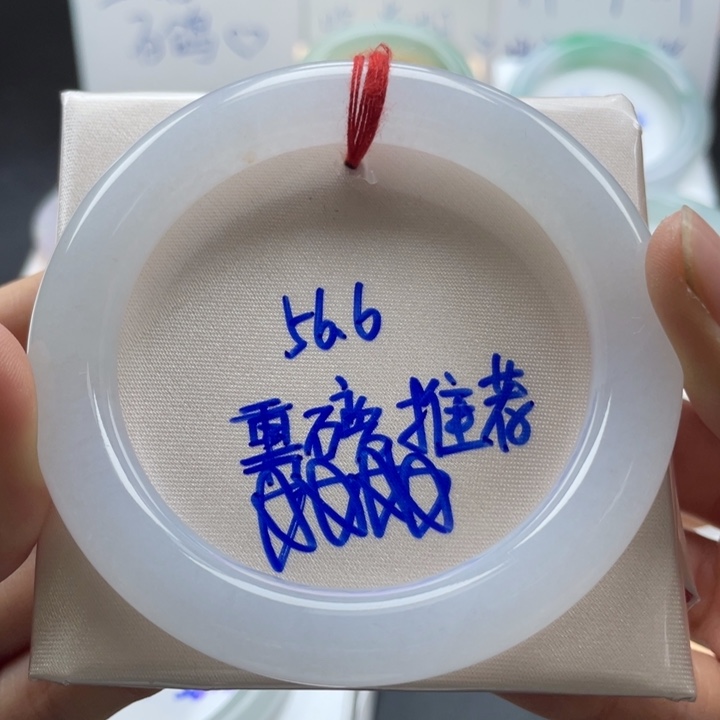 翡翠手镯未镶嵌翡翠