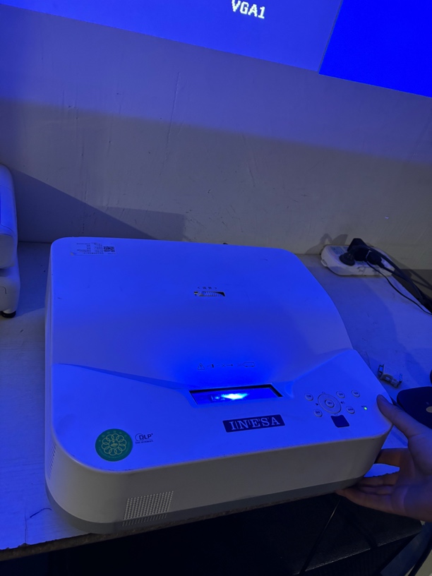 9新  二手 仪电1280×800超短焦投影仪 运费自理