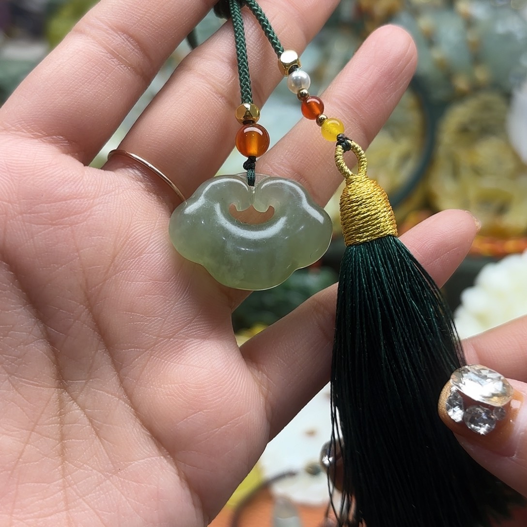 蛇纹石玉未镶嵌吊坠