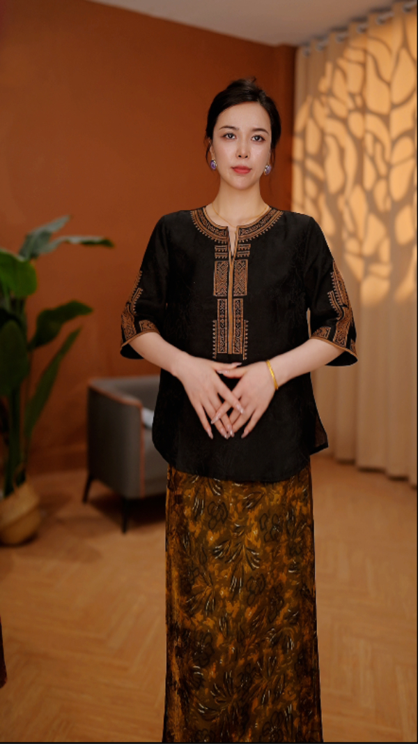 新款金丝绣花五分袖上衣（XH18/心）