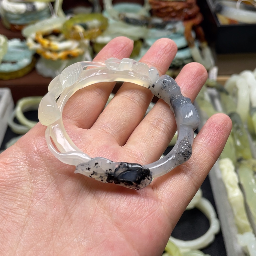 蛇纹石玉未镶嵌手镯