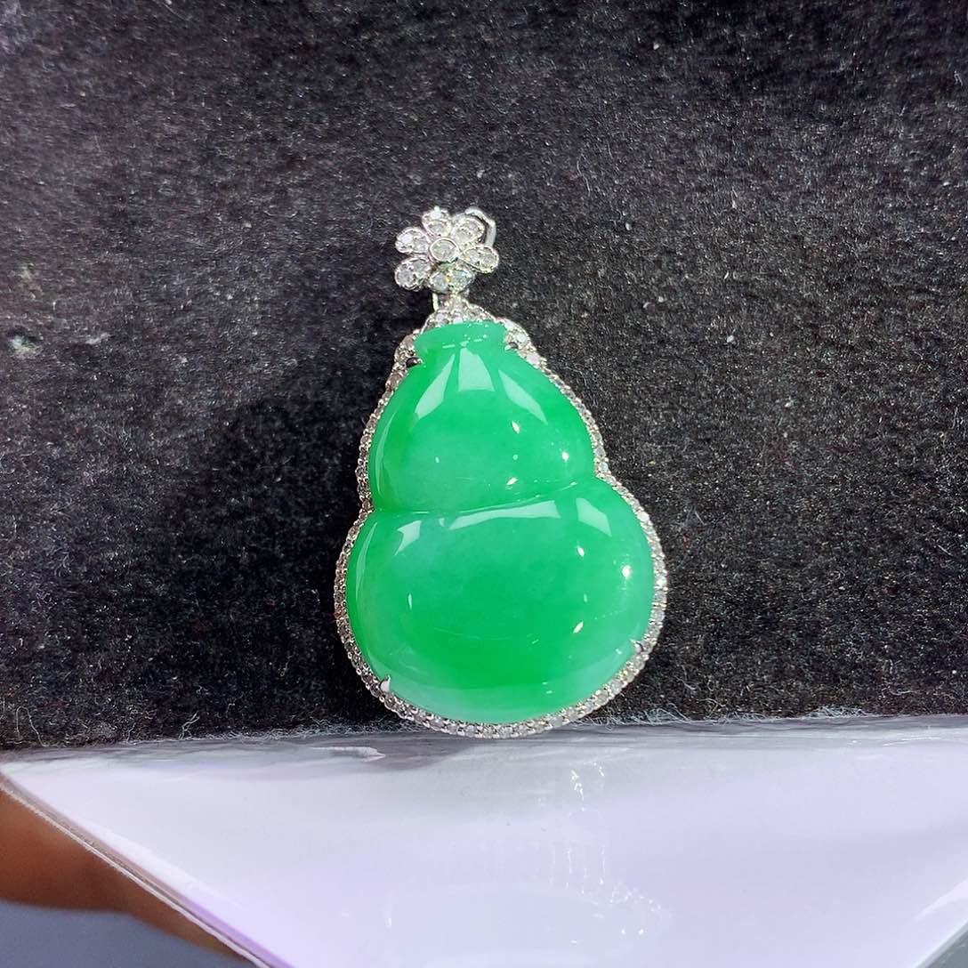 翡翠18K金镶嵌吊坠(赠链)