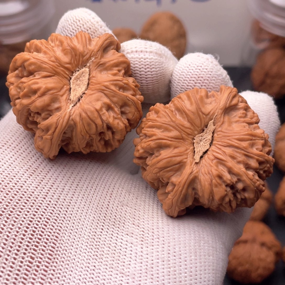 文玩核桃吊坠44卡姿兰大眼睛